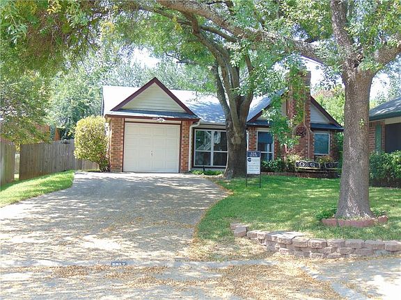 2nd image of 2917 Myrtlewood Ln