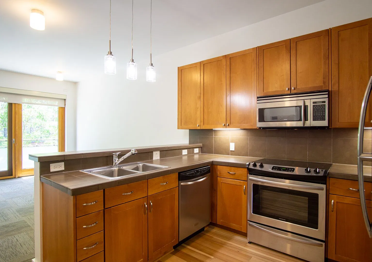 Slabtown-Gorgeous Two Bedroom w/Balcony, W/D, A/C, Wine Fridge & More! — Photo 2