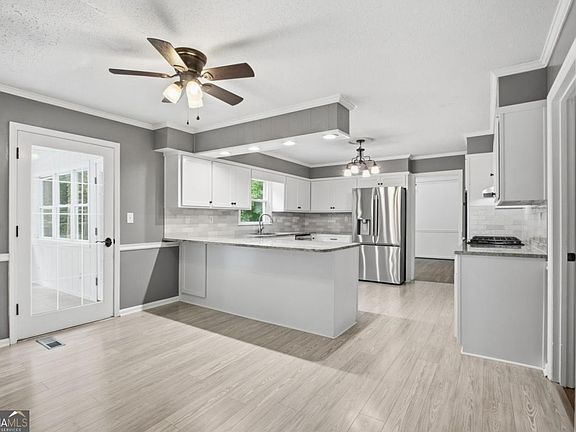 3rd image of 2033 Hessian Ct