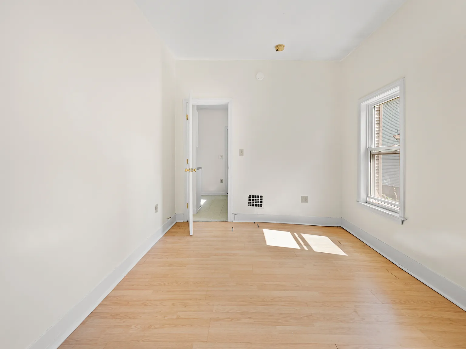 1 bed, 885 sqft, $2,270 — Photo 3