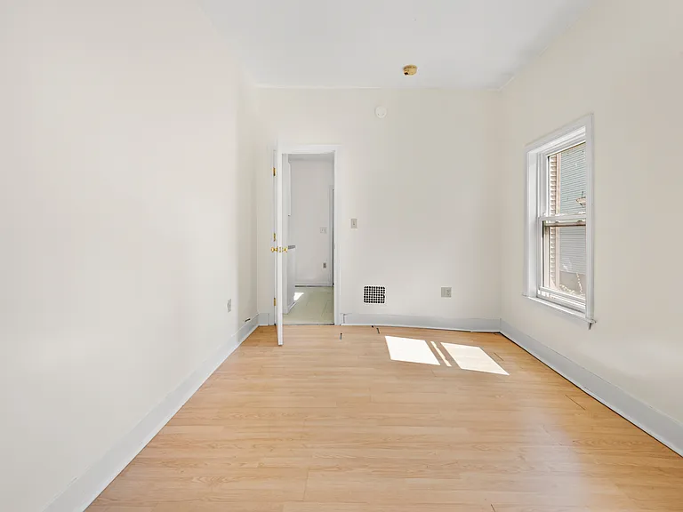 8 Richardson St — Photo 3