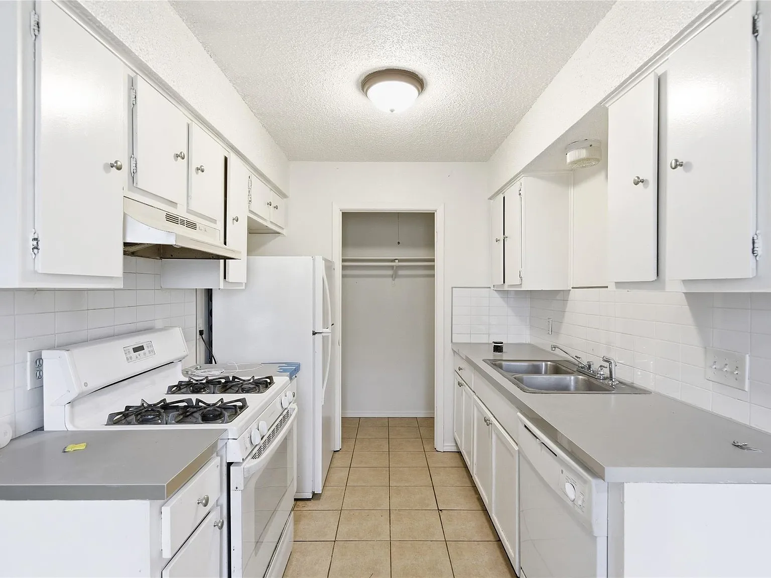 2 bed, 1.0 bath, 884 sqft, $1,395 — Photo 4
