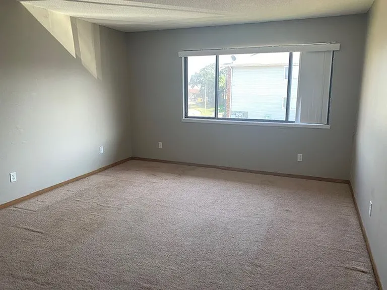 960 Boston Way — Photo 2