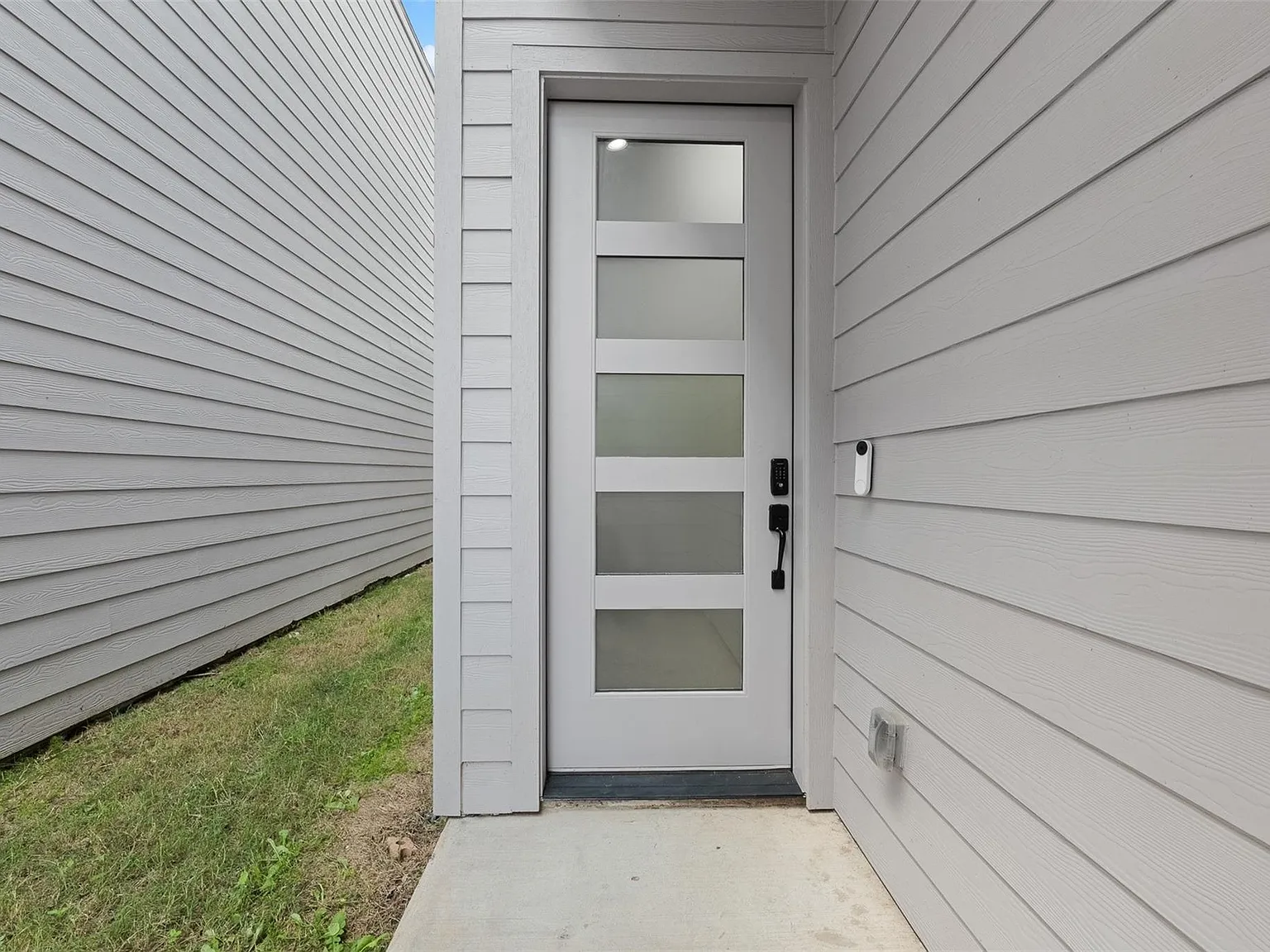3 bed, 2.5 bath, 1568 sqft, $2,100 — Photo 2