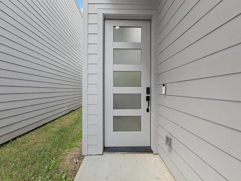 892 Paul Quinn St — Photo 2