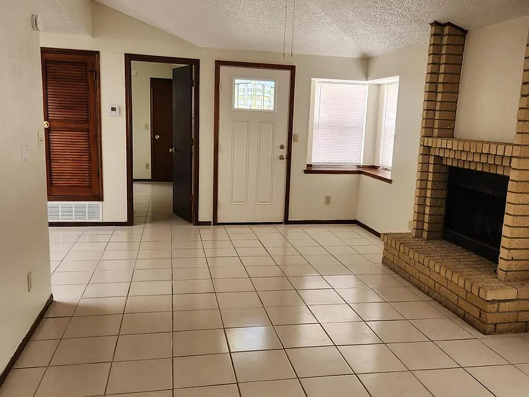 11318 Lake Erie Dr — Photo 9