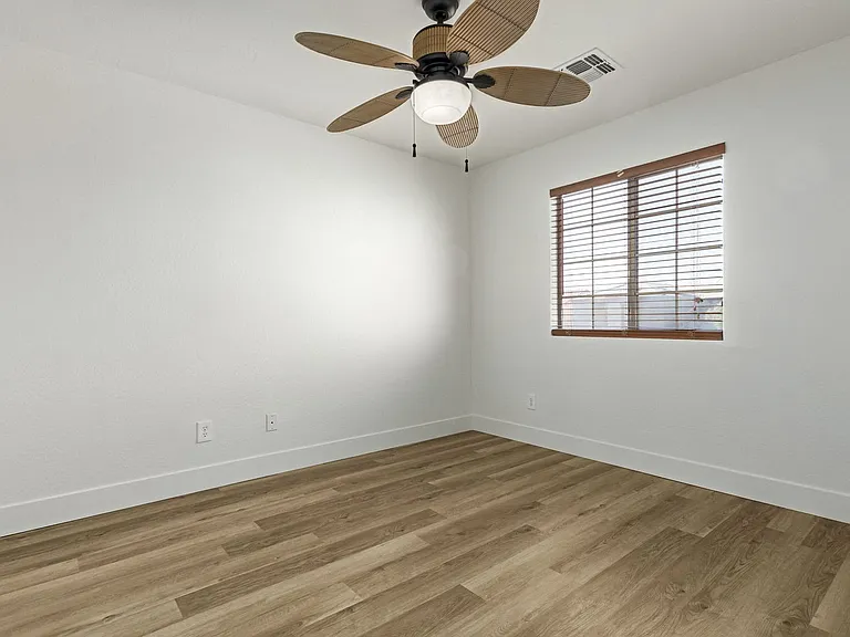 7007 W Mercer Ln — Photo 15