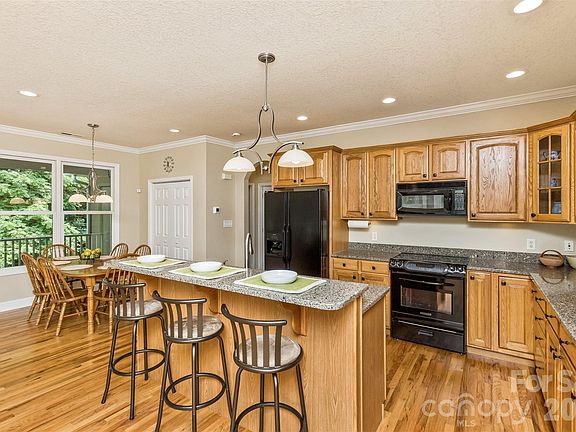 3rd image of 2 Birkdale Dr