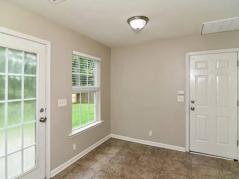 145 Lyndhurst Dr — Photo 6