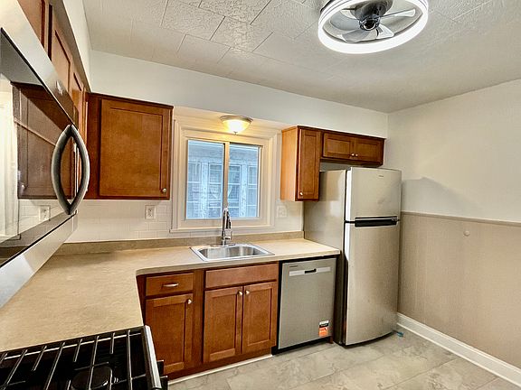 2nd image of 292 Hartwell Rd Floor 2