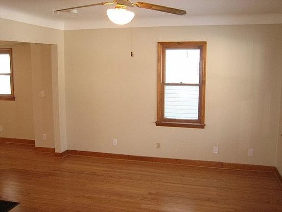 3rd image of 653 Carlton St