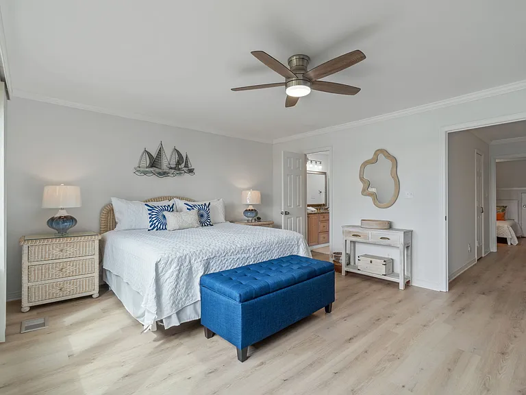 Upper Master bedroom with King bed. Enjoy views of the lake