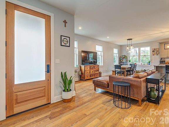 4th image of 127 Alma Ln