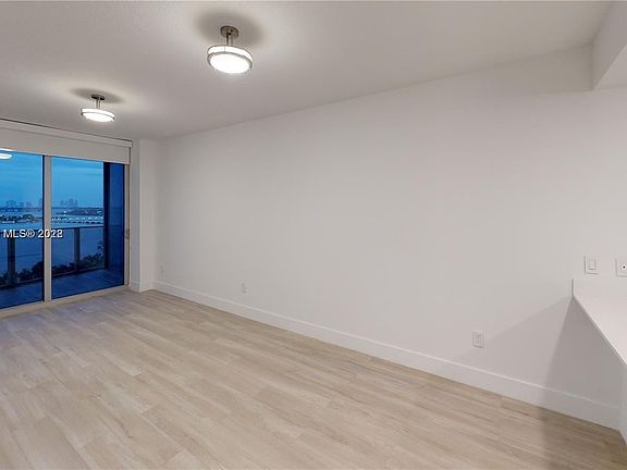 5th image of 488 NE 18th St Unit 904