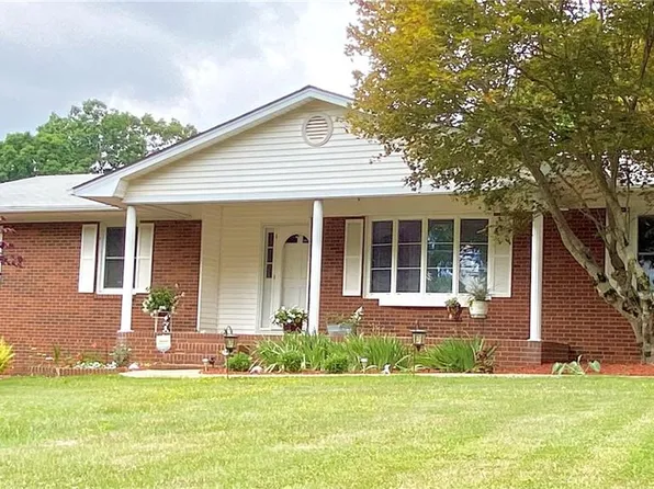 5110 Novella Dr, Kernersville, NC 27284