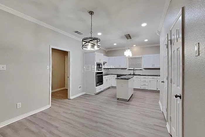4 bed, 2.5 bath, 2392 sqft, $2,400 — Photo 4