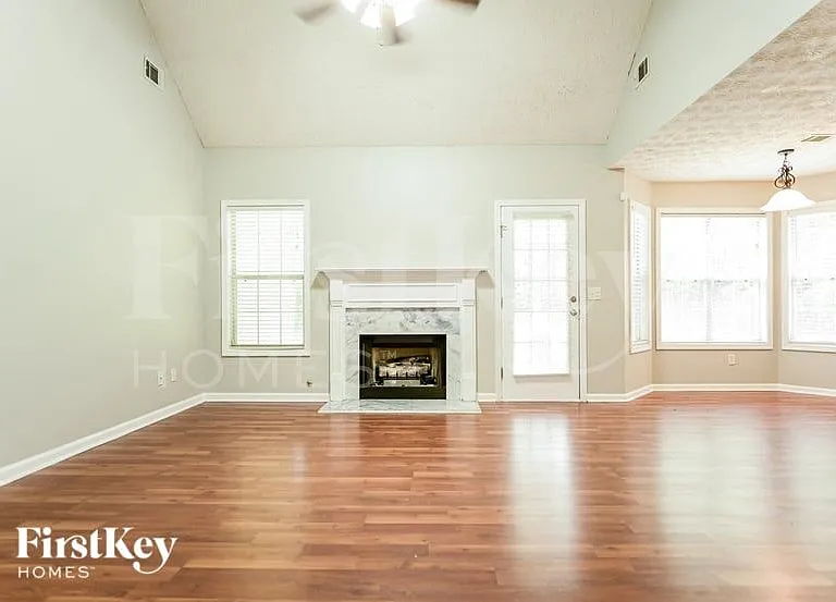 80 Pebble Ln — Photo 2