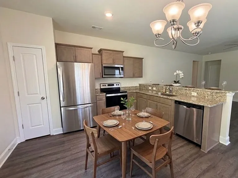 712 Mill Creek Cir — Photo 13