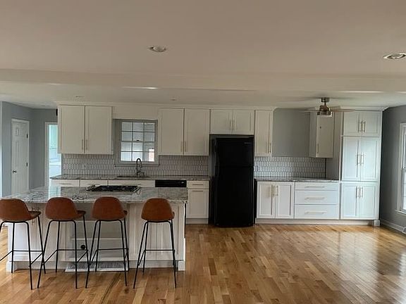 3rd image of 105 Chatham Dr