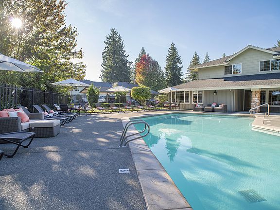 Community Swimming Pool | Puyallup WA Apartments For Rent | Willow Hill