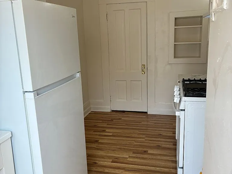 31 N Laurel St #1-4 — Photo 5