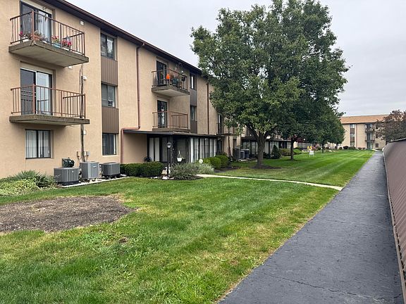 3rd image of 5885 Beechcroft Rd APT 218