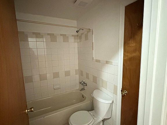 5th image of 2430 N 30th St APT 2