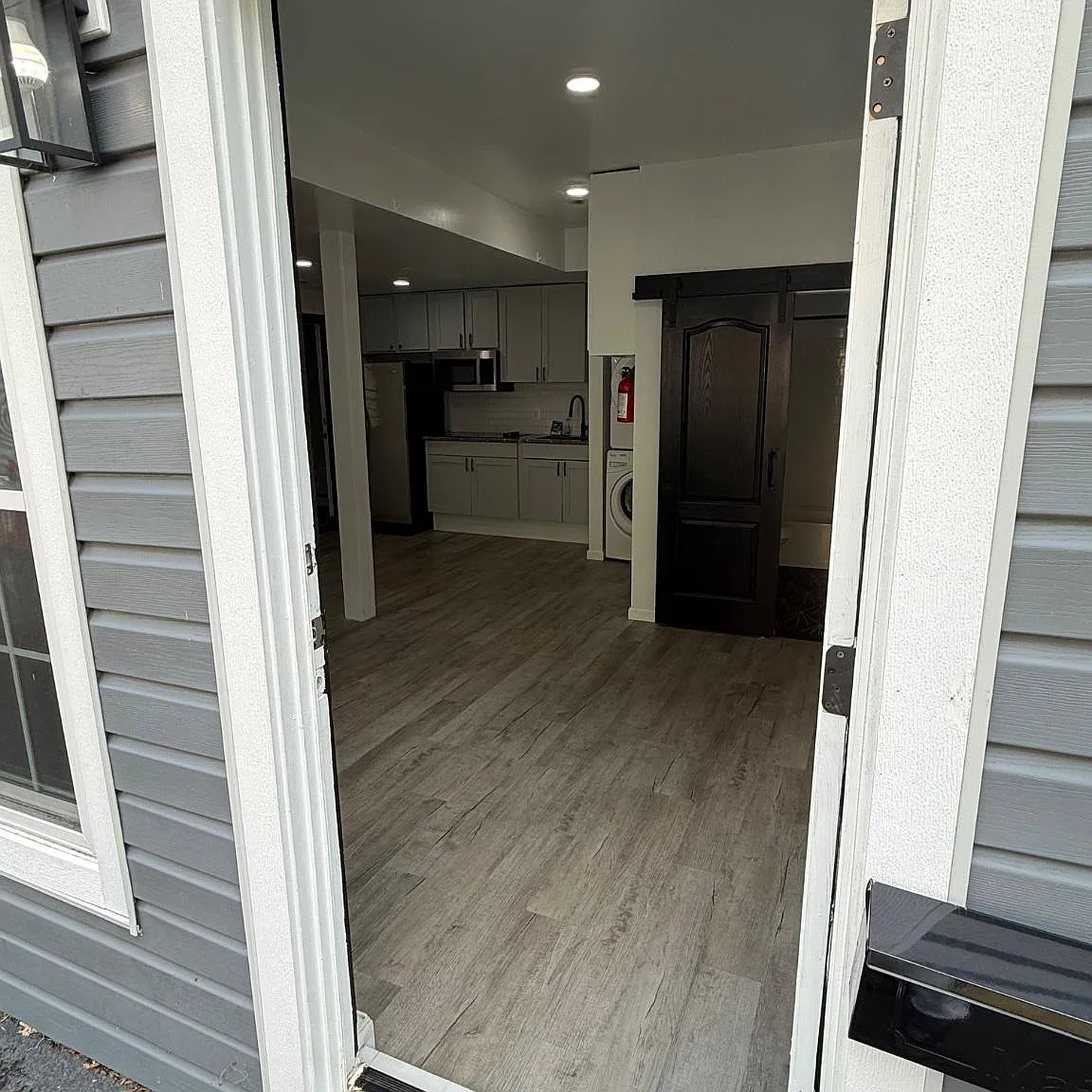 2 bed, 1.0 bath, 2563 sqft, $1,800 — Photo 3