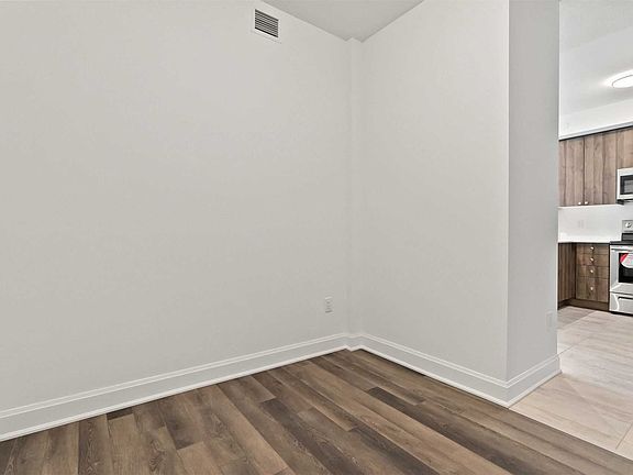4th image of 50 Lakebreeze Dr #117