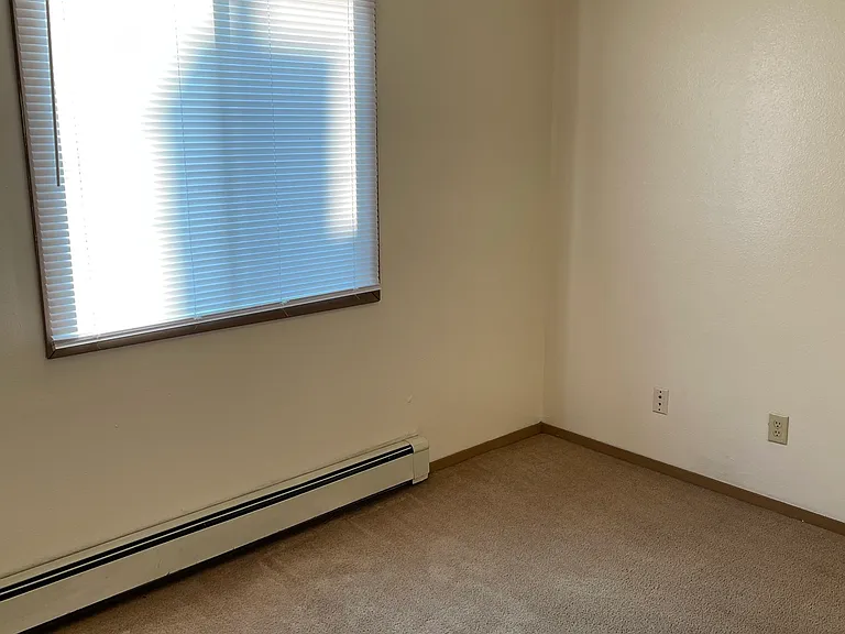 716 E Burlington St — Photo 11