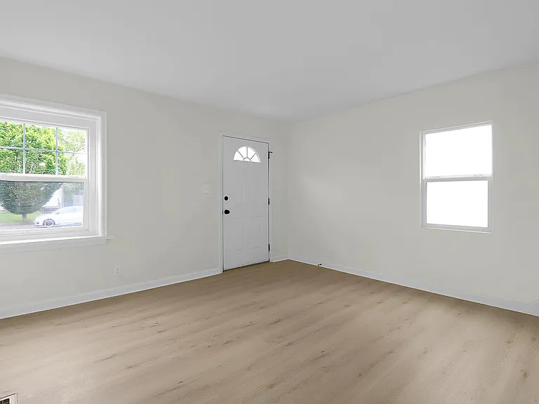 1686 E Whittier St — Photo 2