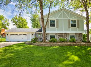5303 W Greenbrier Dr, McHenry, IL 60050