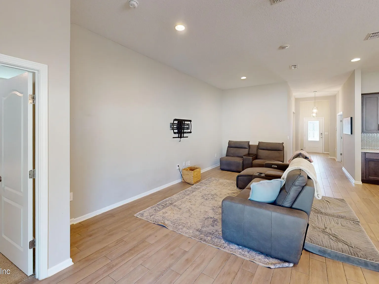 4 bed, 2.0 bath, 1960 sqft, $2,300 — Photo 4
