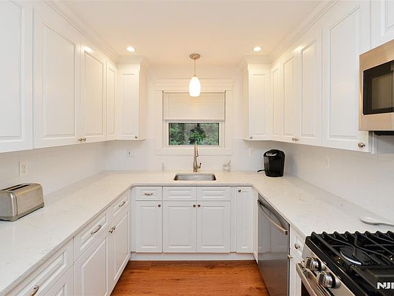 5th image of 39-39 Brookside Avenue