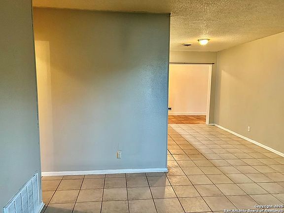 3rd image of 1403 Kingfisher Dr.