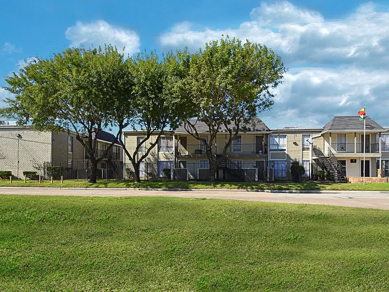 Northlake Manor Apartments — Photo 11