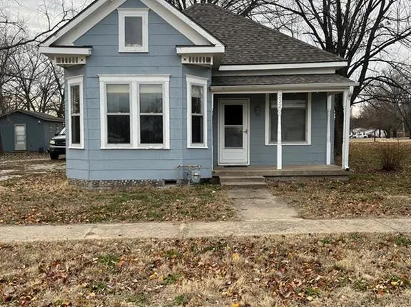 222 N McRae St, Iola, KS 66749