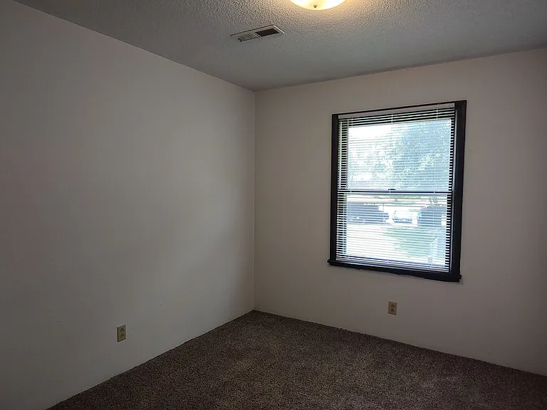 609 Sycamore Cir #1-4 — Photo 7