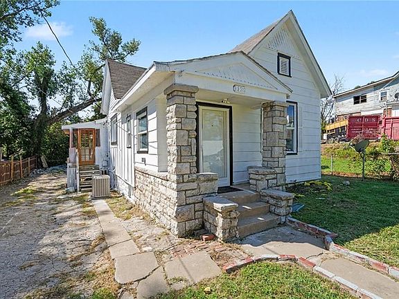 4th image of 1139 Garfield Ave