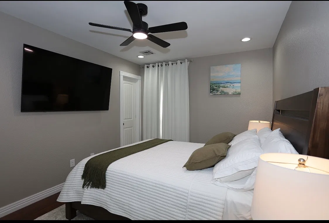 813 Marcus St — Photo 2