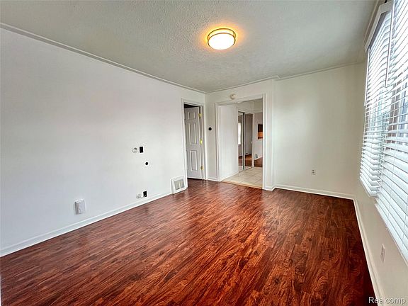 5th image of 396 South Blvd W