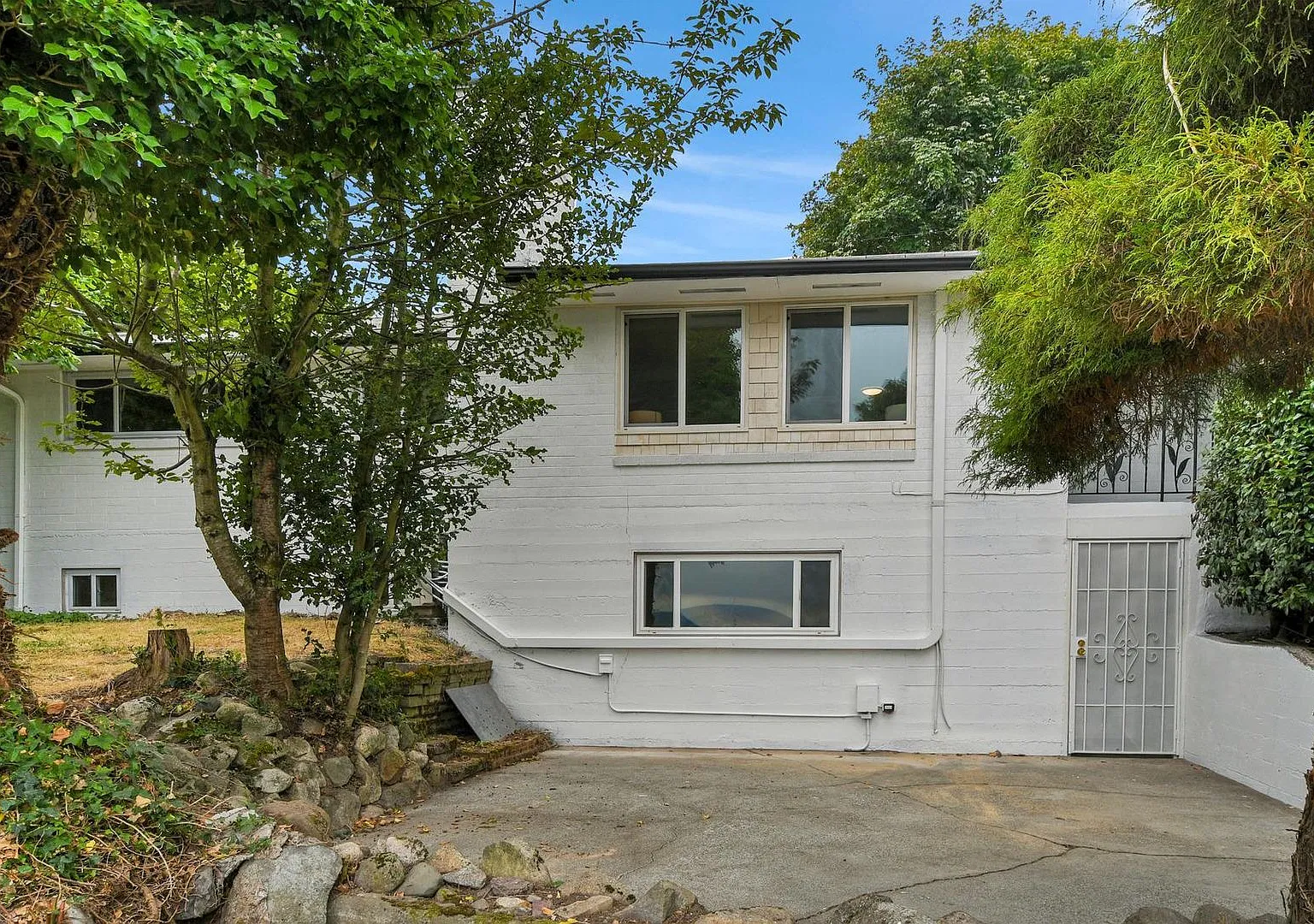 Spacious 5-Bedroom Home with Two Kitchens and Mountain Views in Tacoma — Photo 1