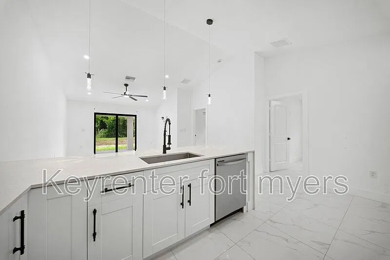 3 bed, 2.0 bath, 1194 sqft, $1,595 — Photo 1