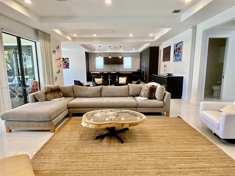513 Palm Dr — Photo 9