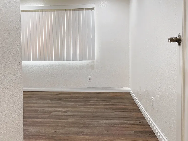 515 S Hobart Blvd #9 — Photo 24