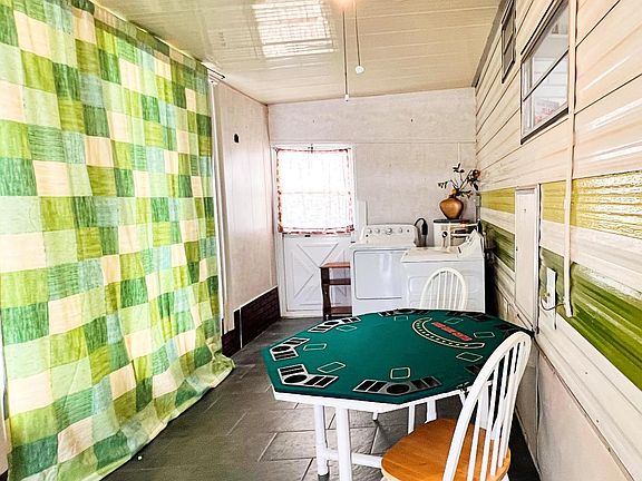 florida room / laundry