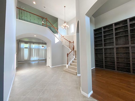 2nd image of 302 Oak Cv