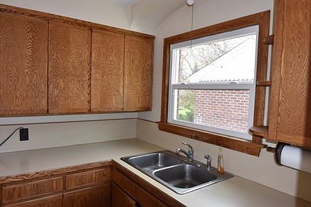 3rd image of 162 E 22nd St