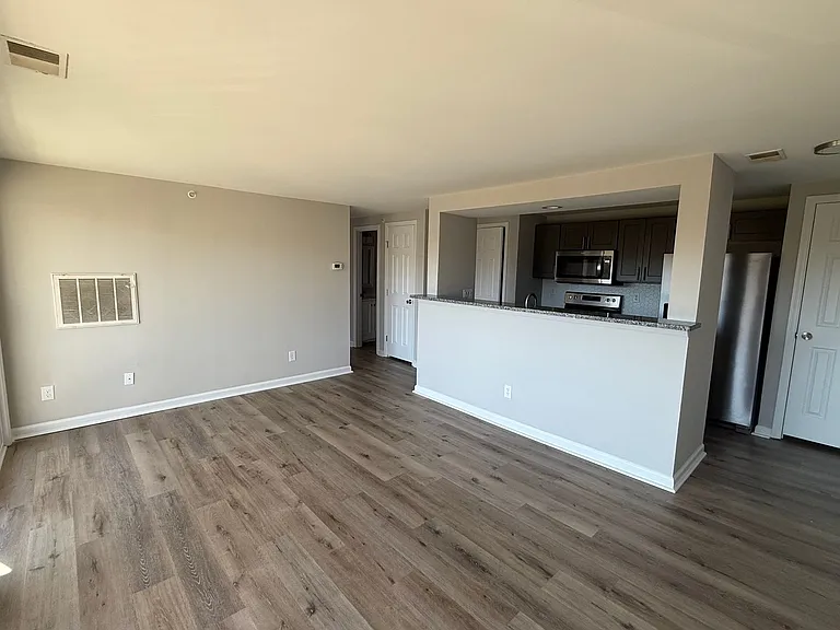 1604 Arlyn Cir #J — Photo 6