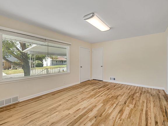 5th image of 718 Robins Ave